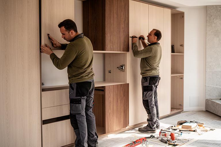 Montaggio di un mobile su misura in un interno contemporaneo del Piemonte